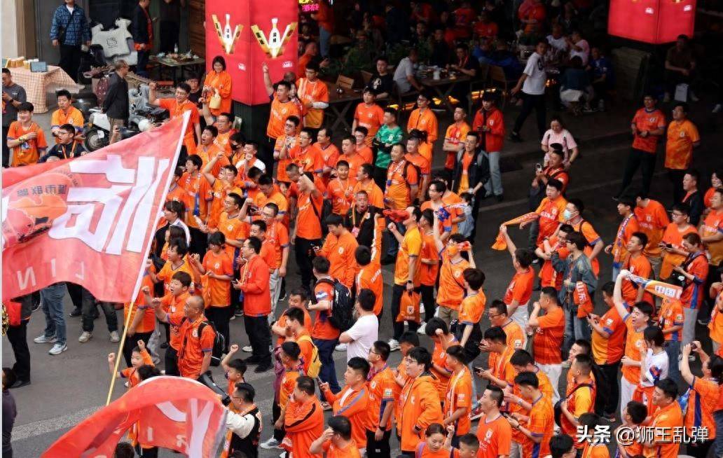 关于赛场中的激情，球迷热情高涨加剧的信息