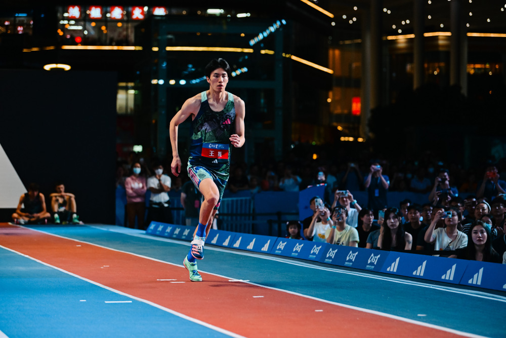 男子跳高赛场上再现紧张战斗