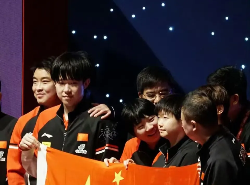 紧张的比赛赢得激动心情,球迷欢呼雀跃 紧张的比赛赢得激动心情,球迷欢呼雀跃