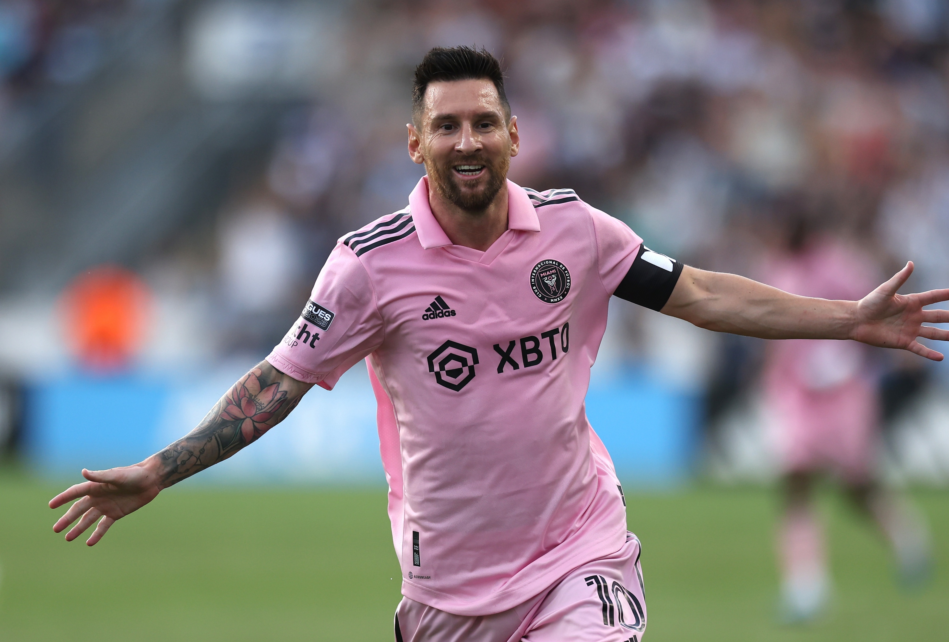 开云下载-欧冠预选赛战况激烈，球员拼尽全力