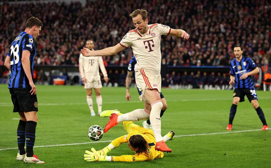 欧冠预选赛战况激烈，球员拼尽全力