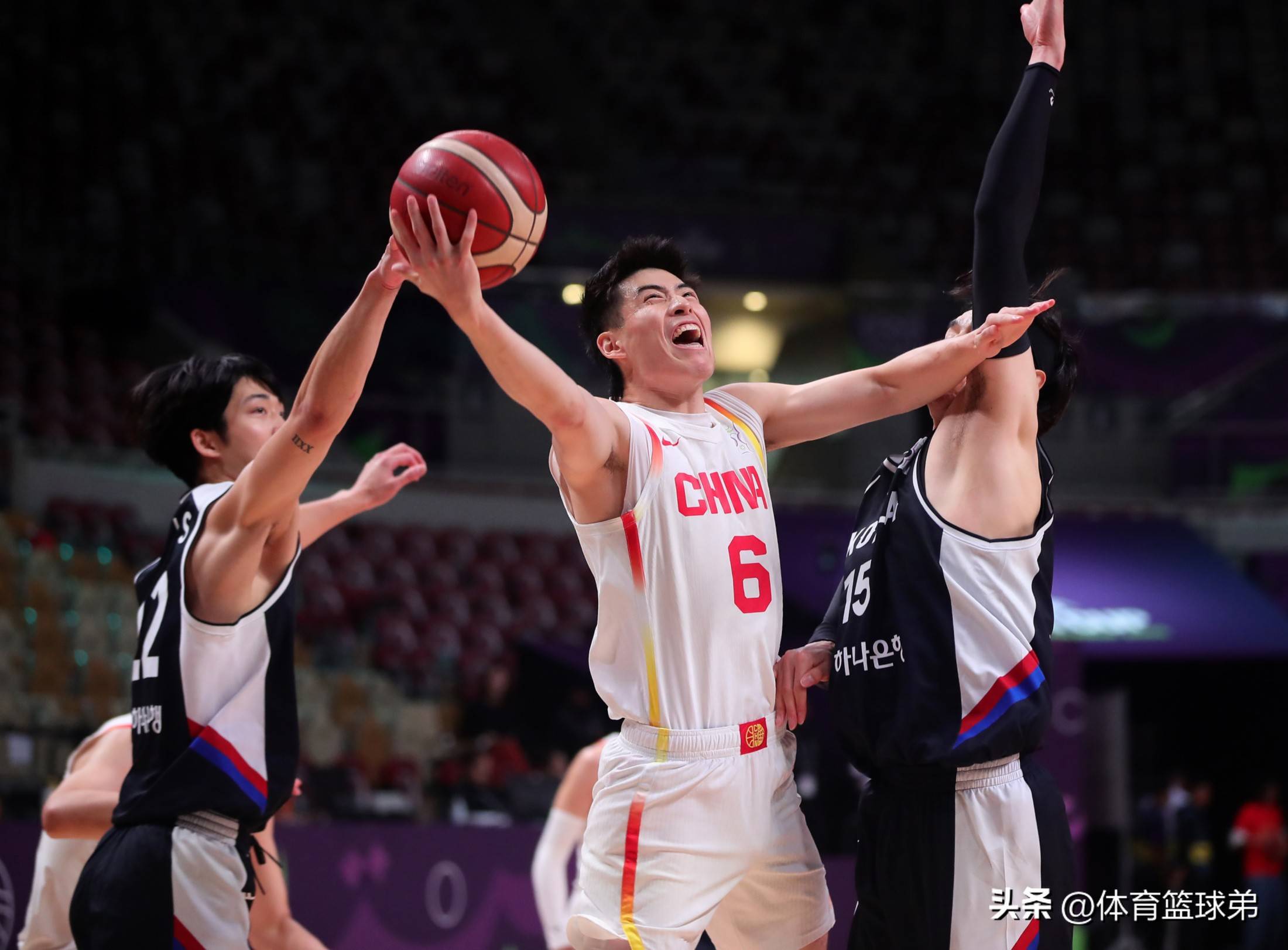 中国男篮轻取T1，布鲁诺·费尔南德斯送出关键助攻鏖战多局四强赛，锁定晋级资格的简单介绍