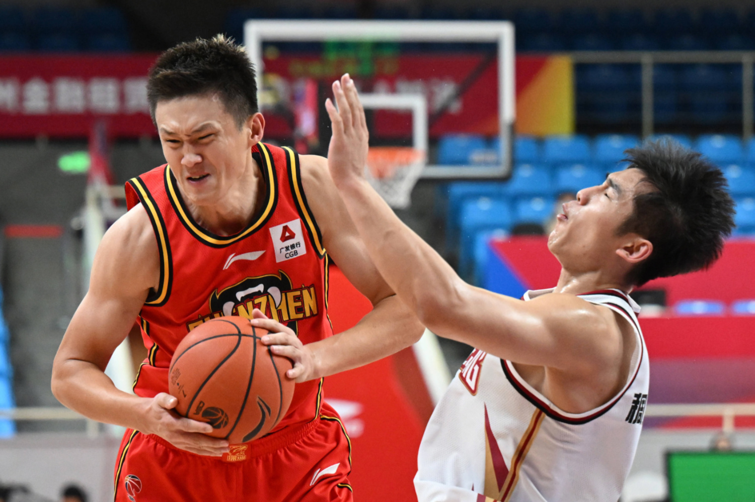 山东队完胜青岛队，易建联状态火热